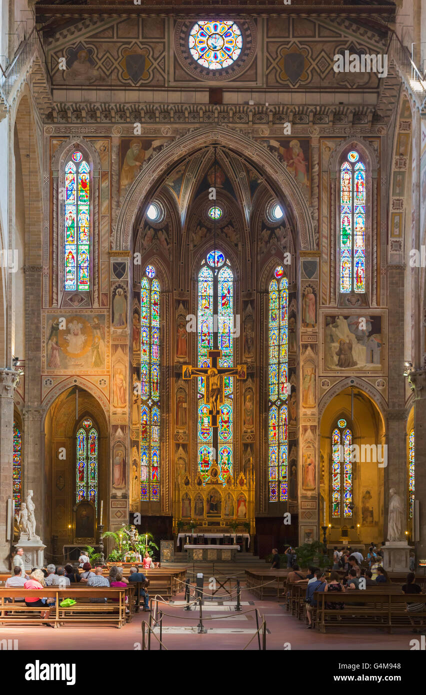 Firenze, Toscana, Italia. La Basilica di Santa Croce. Vista lungo la lunghezza della navata di altare. Foto Stock