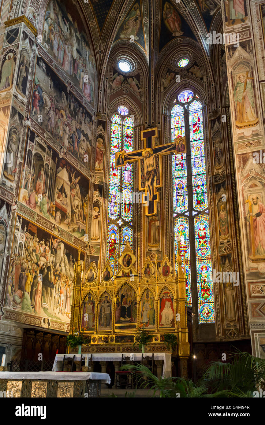 Firenze, Toscana, Italia. La Basilica di Santa Croce. Altare maggiore e il presbiterio. Foto Stock