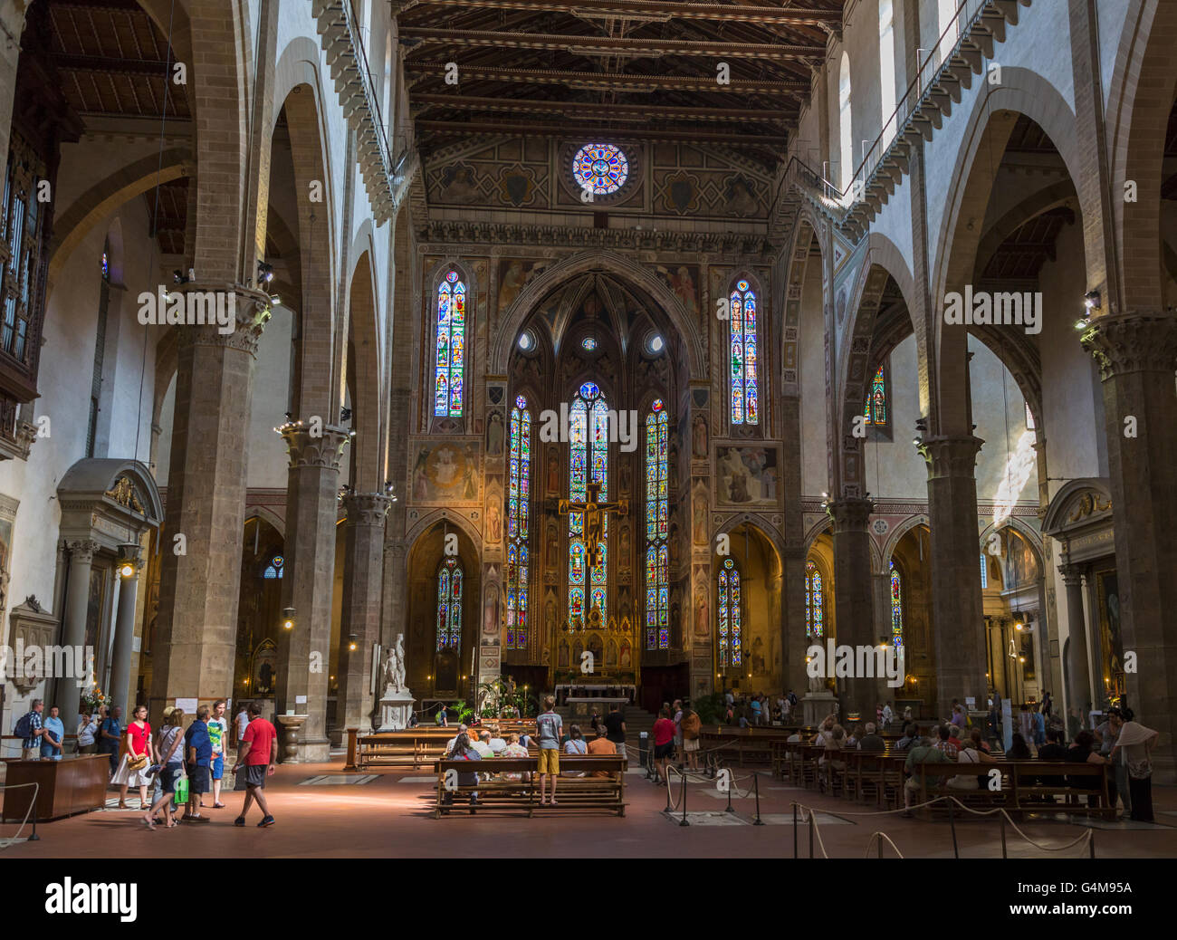 Firenze, Toscana, Italia. La Basilica di Santa Croce. Vista lungo la lunghezza della navata di altare. Foto Stock