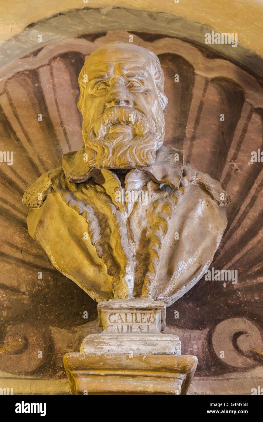 Firenze, Toscana, Italia. La Basilica di Santa Croce. Busto dell'astronomo e fisico italiano Galileo Galilei, 1564-1642. Foto Stock
