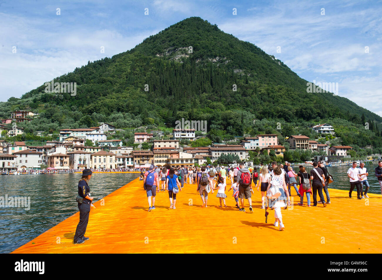 Il lago d'Iseo, Italia. Christo Vladimirov Yavachev realizzazione i pontili galleggianti. Il collegamento a Sulzano con Montisola isole e Paolo s. Foto Stock