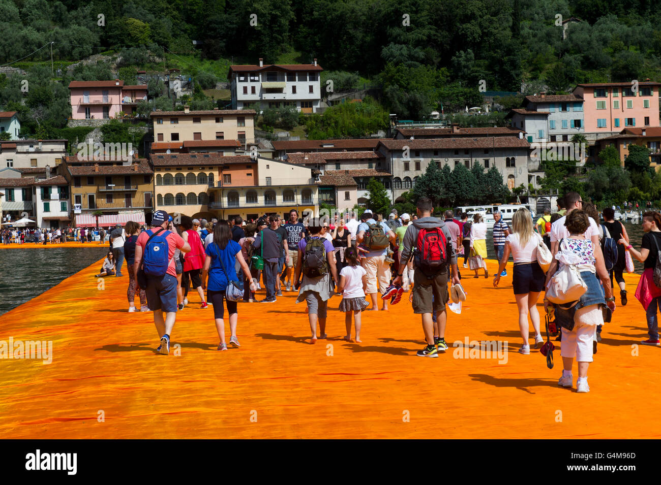 Il lago d'Iseo, Italia. Christo Vladimirov Yavachev realizzazione i pontili galleggianti. Il collegamento a Sulzano con Montisola isole e Paolo s. Foto Stock