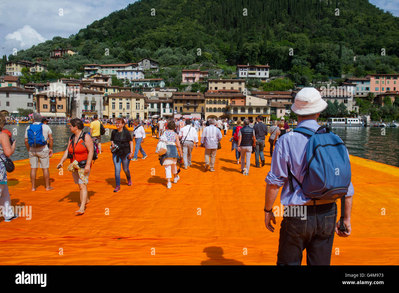 Il lago d'Iseo, Italia. Christo Vladimirov Yavachev realizzazione i pontili galleggianti. Il collegamento a Sulzano con Montisola isole e Paolo s. Foto Stock