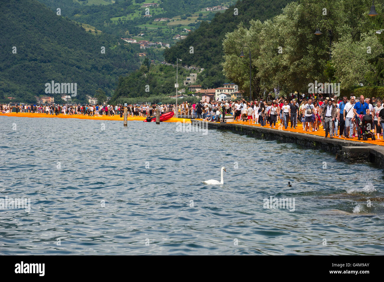 Il lago d'Iseo, Italia. Christo Vladimirov Yavachev realizzazione i pontili galleggianti. Il collegamento a Sulzano con Montisola isole e Paolo s. Foto Stock