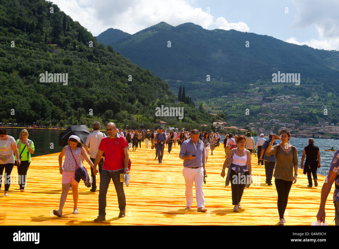 Il lago d'Iseo, Italia. Christo Vladimirov Yavachev realizzazione i pontili galleggianti. Il collegamento a Sulzano con Montisola isole e Paolo s. Foto Stock