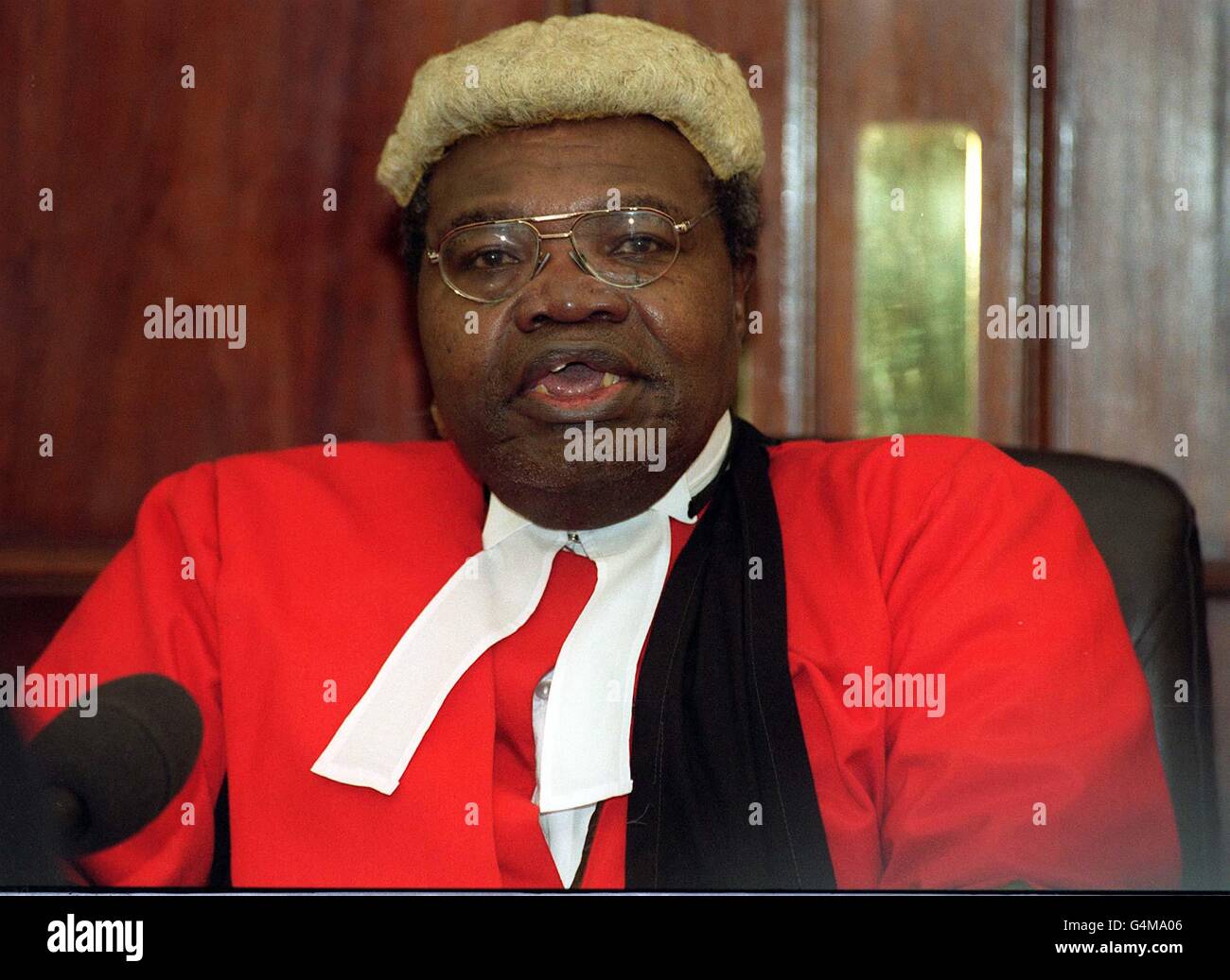 Il sig. Justice Daniel Aganyanya, presso l'alta Corte del Kenya presso l'alta Commissione del Kenya, Londra. La corte sta ascoltando le prove nel processo di Simon ole Makallah, un guardiano di gioco Masai Mara accusato di aver assassinato il turista Julie Ward 09/88. * il processo è stato spostato dal Kenya a Londra perché uno dei testimoni, il patologo professor Austin Gresham, non era abbastanza adatto per viaggiare a Nairobi. Foto Stock