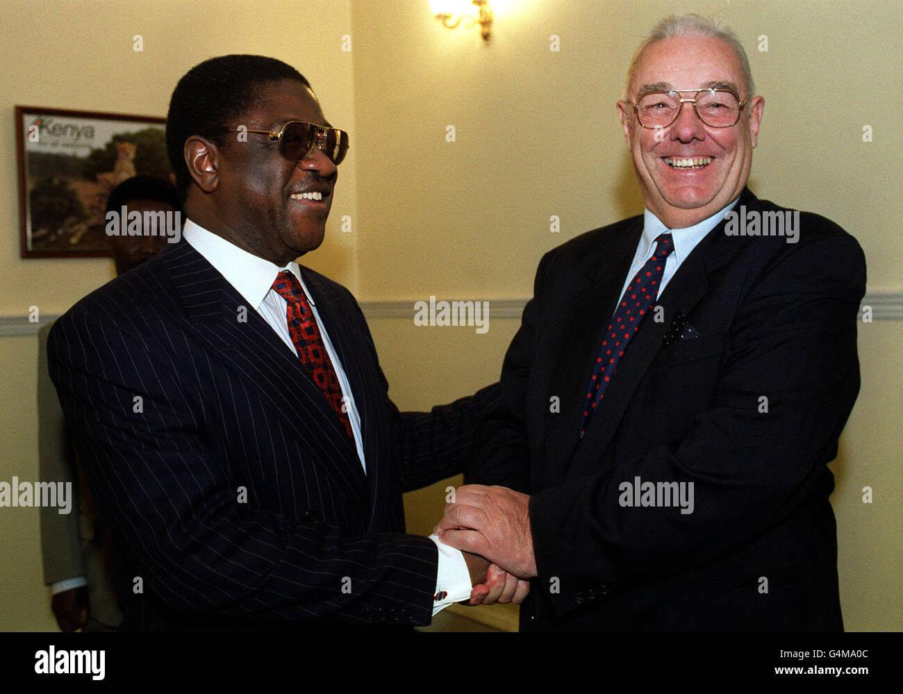 John (R), padre di Julie Ward, saluta il procuratore generale del Kenya Amos Wako, prima del procedimento della High Court of Kenya presso la Kenya High Commission di Londra, per il processo contro Simon ole Makallah, un guardiano di gioco Masai Mara accusato dell'assassinio di Julie Ward. * Tourist Julie Ward è stato assassinato nel settembre 1988. Il processo è stato spostato dal Kenya a Londra perché uno dei testimoni, il patologo professor Austin Gresham, non era abbastanza adatto per viaggiare a Nairobi. Foto Stock