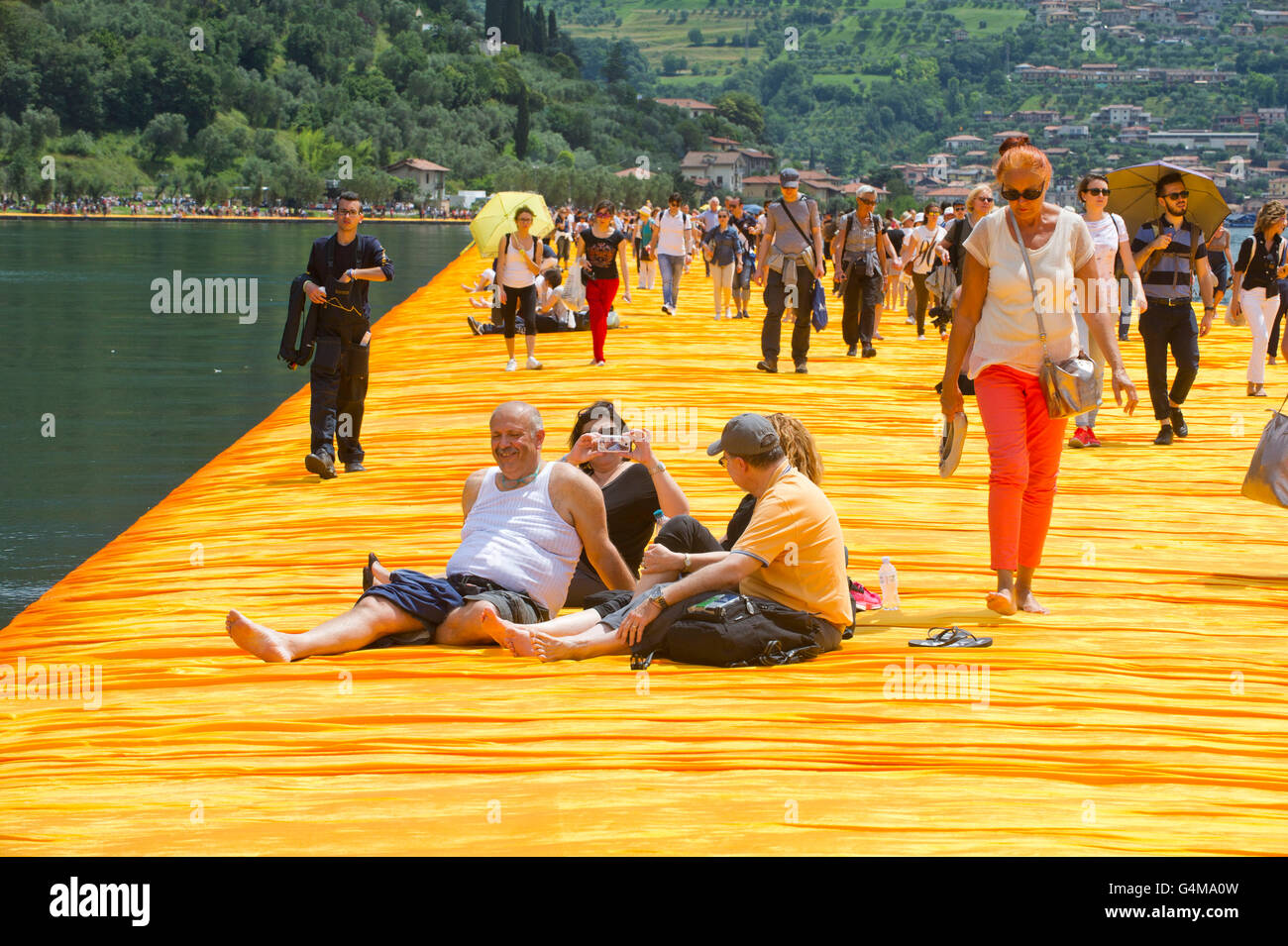 Il lago d'Iseo, Italia. Christo Vladimirov Yavachev realizzazione i pontili galleggianti. Il collegamento a Sulzano con Montisola isole e Paolo s. Foto Stock