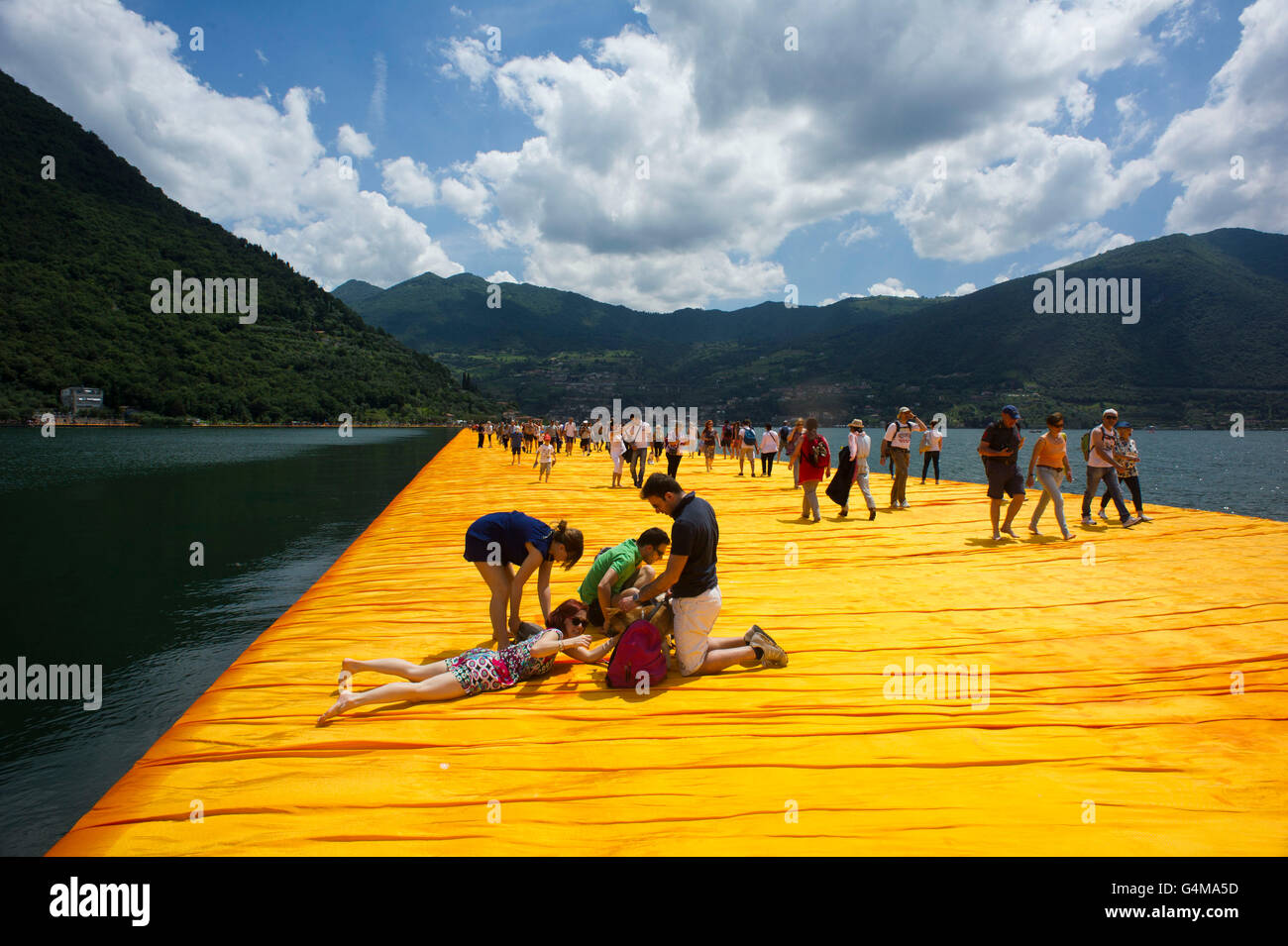 Il lago d'Iseo, Italia. Christo Vladimirov Yavachev realizzazione i pontili galleggianti. Il collegamento a Sulzano con Montisola isole e Paolo s. Foto Stock