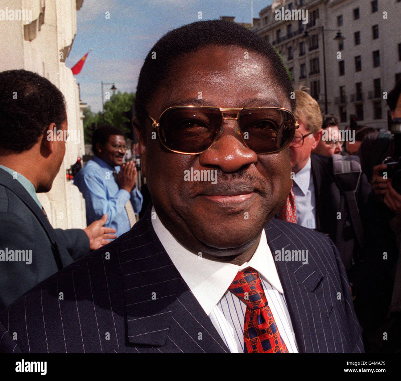 Il procuratore generale del Kenya, Amos Wako, prima del procedimento presso la High Court del Kenya, presso la Kenya High Commission, Londra, per il processo di Simon ole Makallah, un guardiano di giochi Masai Mara accusato di aver ucciso il turista Julie Ward nel 1988. Foto Stock