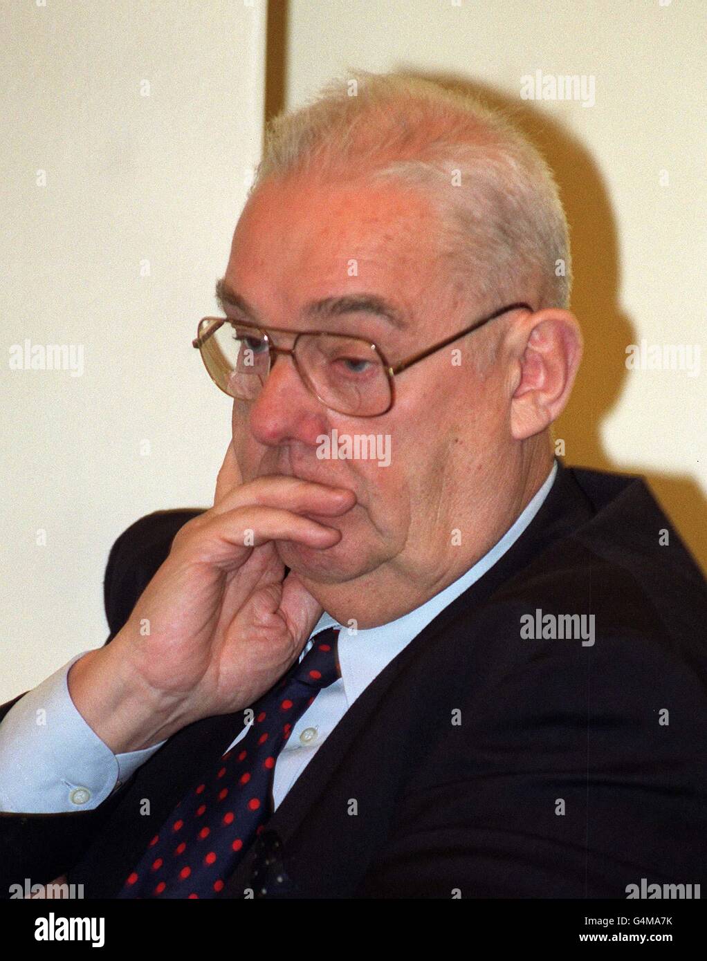 Il padre di Julie Ward, John, guarda i procedimenti dell'alta Corte del Kenya, presso l'alta Commissione del Kenya, Londra. La corte sta ascoltando le prove nel processo di Simon ole Makallah, un guardiano di gioco di Masai Mara accusato dell'assassinio del turista Julie 09/88. * il processo è stato spostato dal Kenya a Londra perché uno dei testimoni, il patologo professor Austin Gresham, non era abbastanza adatto per viaggiare a Nairobi. Foto Stock