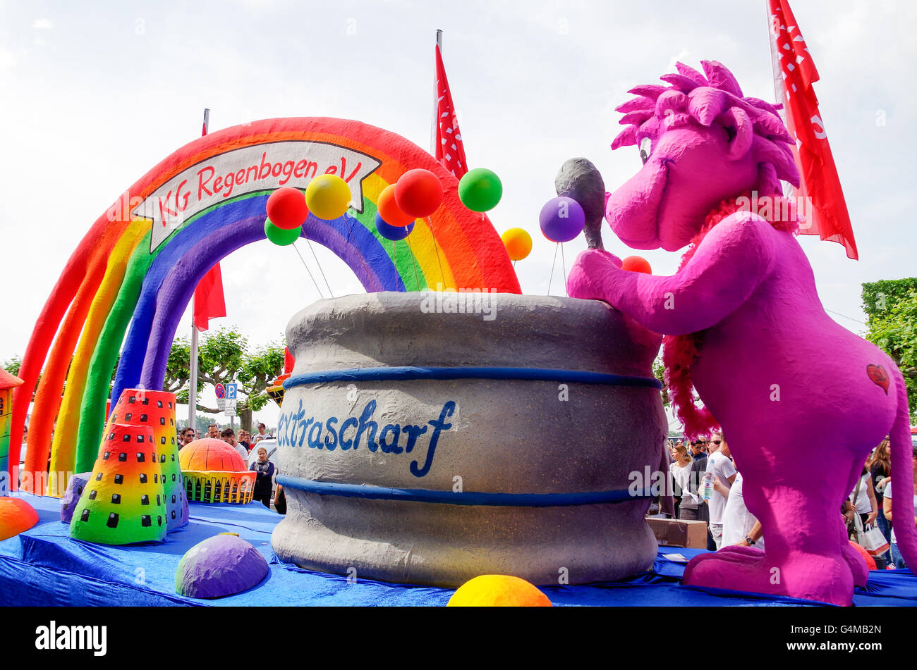 Un galleggiante presso il Christopher Street Day aka Gay Pride Düsseldorf con un arcobaleno e un viola lion, Düsseldorf 2016 Foto Stock