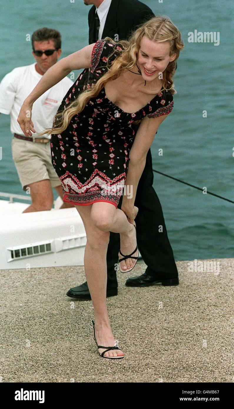Daryl Hannah regola la sua scarpa a una fotocellula sul molo Majestic Beach come ospite onorario per il secondo 'Cure by the Shore Gala', un evento televisivo di celebrità che ha beneficiato la National Women's Cancer Research Alliance durante il Festival di Cannes 1999. Foto Stock