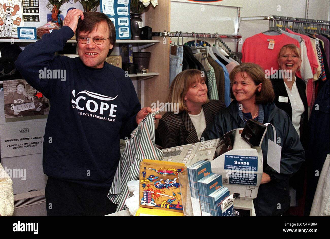 L'attore di Coronation Street David Neilson, che gioca il proprietario di caffè Roy, volontari i suoi servizi in un negozio di scope ad Ashton-under-Lyme, Manchester, a sostegno della carità paralisi cerebrale 'Celebrity Hour' a livello nazionale. Foto Stock