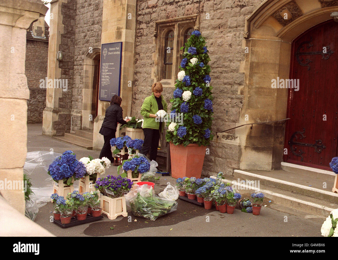 I fiori decorano la Clarence Park Baptist Church a Weston-super-Mare per il funerale del presentatore televisivo della BBC Jill Dando, che è stato girato sulla sua porta d'ingresso 25 giorni prima. Il funerale comprenderà un servizio privato con amici e familiari. Foto Stock