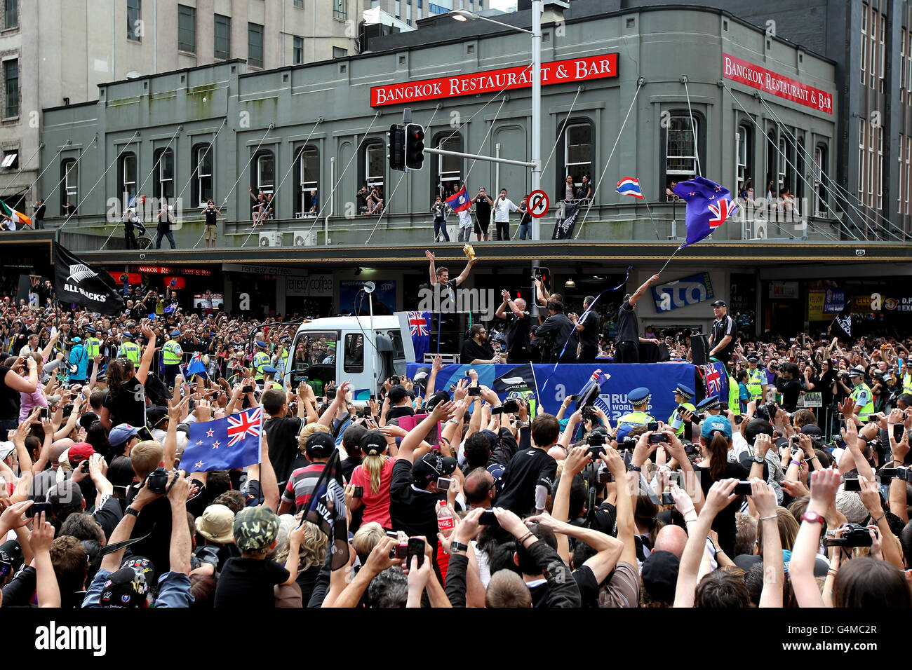 La Nuova Zelanda Richie McCaw festeggia con la folla durante la sfilata di vittoria ad Auckland, in Nuova Zelanda. Foto Stock