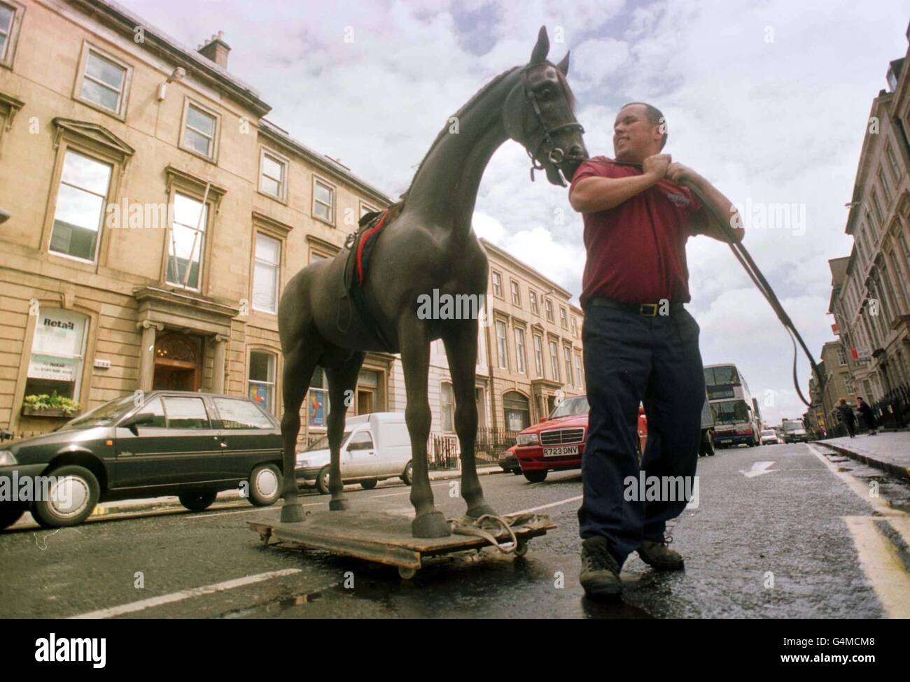 Un enorme cavallo di legno alto 15 mani ha fermato il traffico a Glasgow quando il porter David Burnet ha caricato il modello nel suo camion per`s lungo viaggio verso sud a Londra per la vendita Sotheby`s Racing. Foto Stock