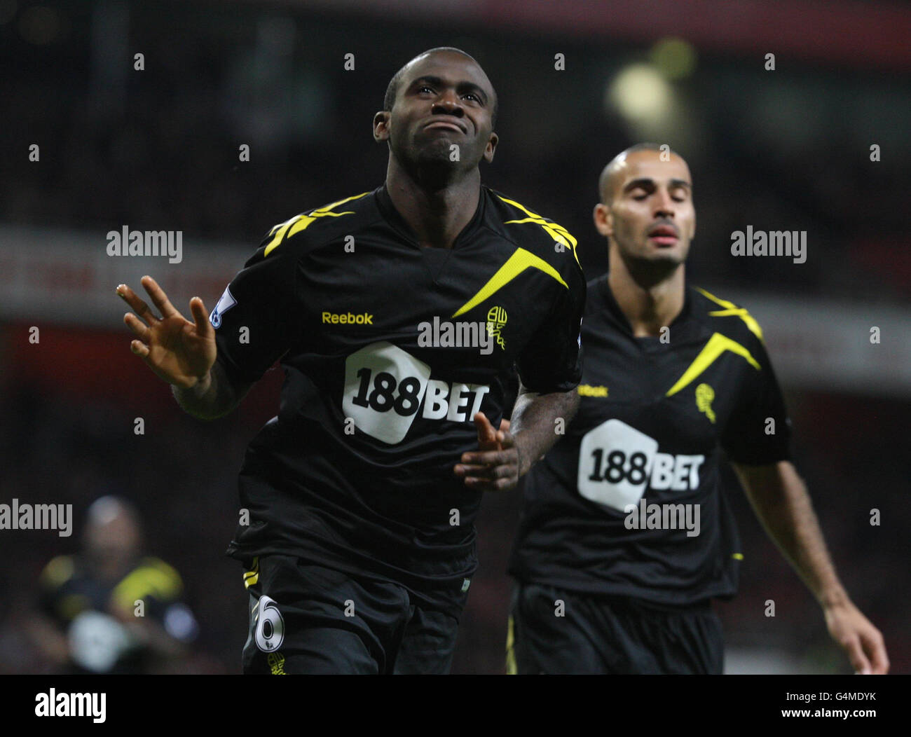 Fabrice Muamba di Bolton Wanderers festeggia il traguardo di apertura durante la Carling Cup, partita del quarto turno all'Emirates Stadium di Londra. Foto Stock