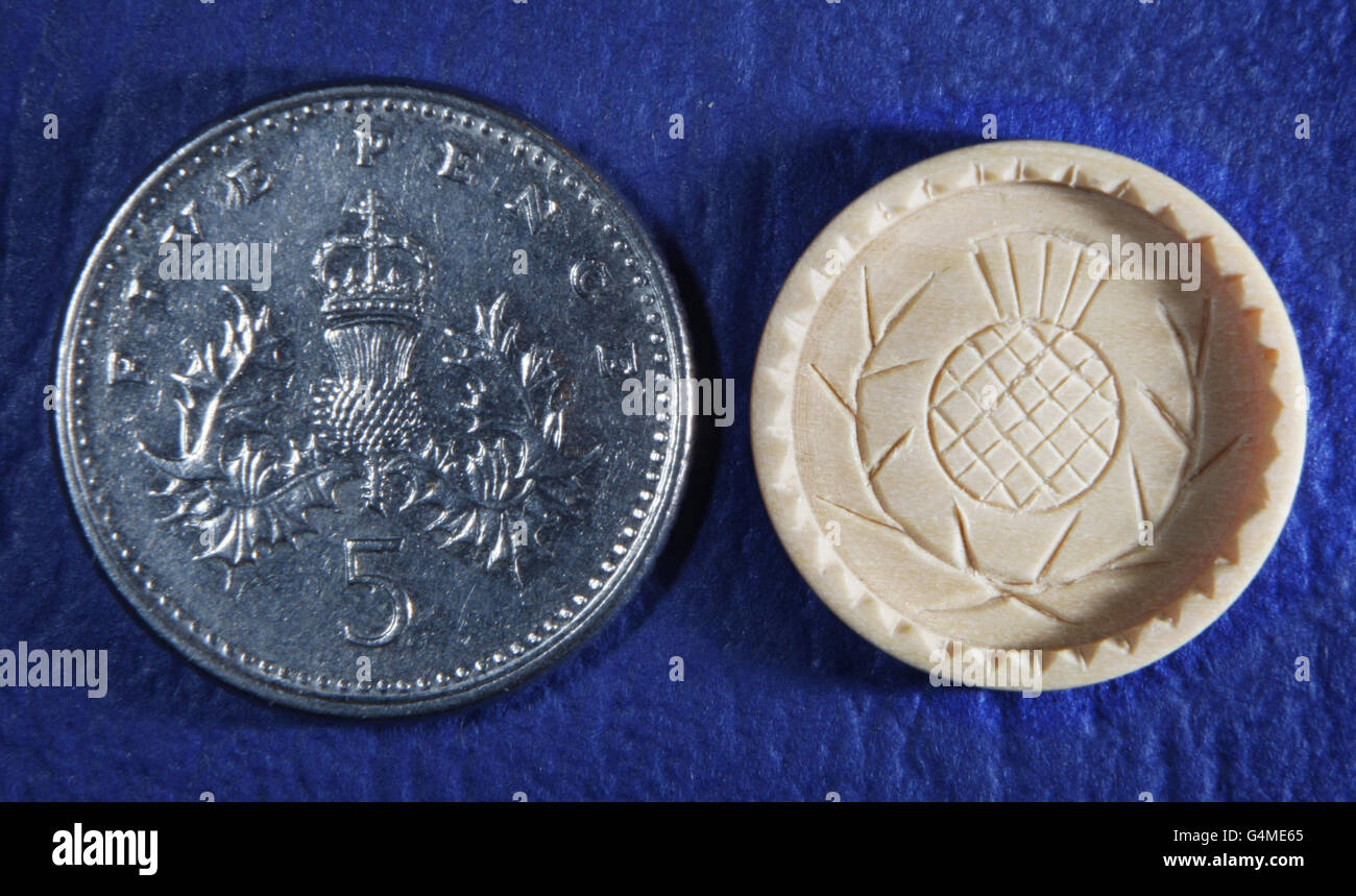 Un piccolo stampo scozzese Shortbread è raffigurato con un pezzo di cinque pence. La muffa è fatta da David Edwards che produce una vasta gamma di miniature di casa di bambole di fascia alta, tutte fatte a mano nel suo laboratorio di casa a Edimburgo. Foto Stock