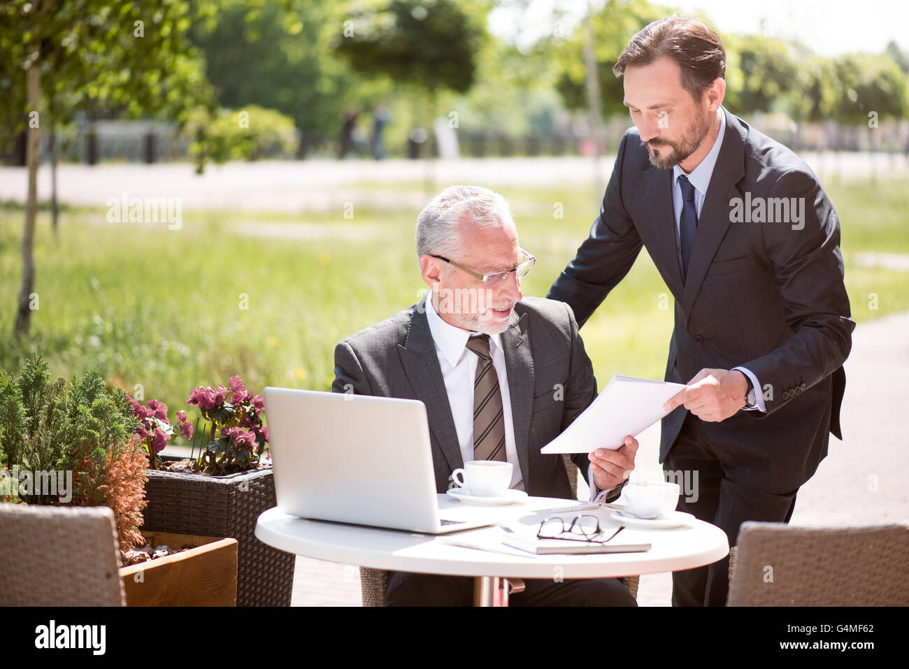 Piacevoli i colleghi che lavorano insieme Foto Stock
