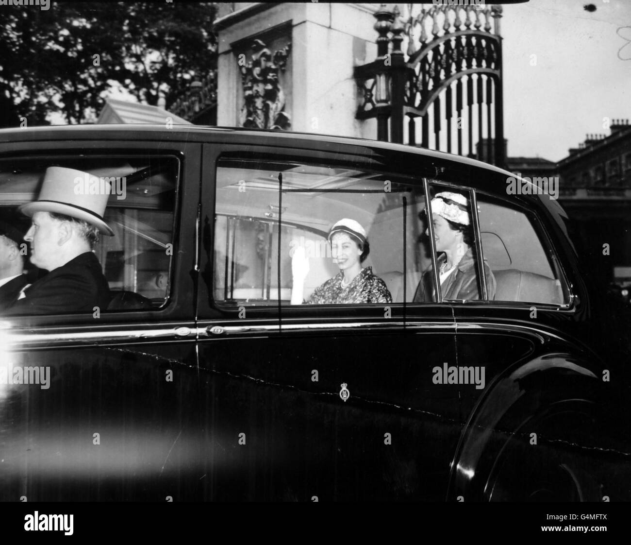 **scannerizzato basso-res fuori contatto** la regina ondeggia mentre guida da Buckingham Palace sulla sua strada per Epsom per vedere le querce. Foto Stock