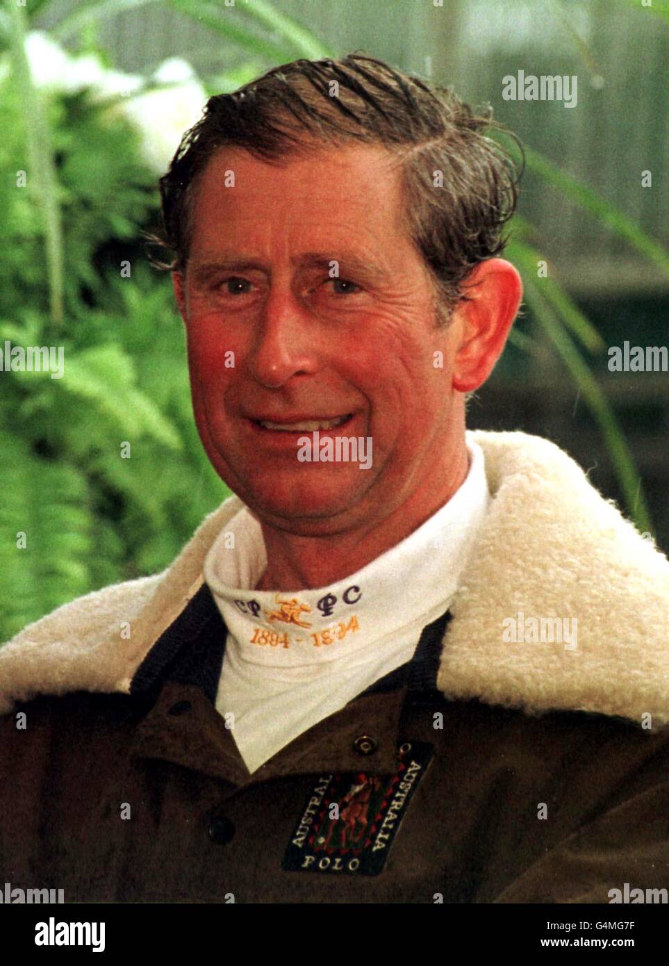 Il Principe del Galles ride dopo la sua squadra di polo, Cirencester Park ha battuto gli orsi neri nel Trofeo Hilton Group plc al Cirencester Park Polo Club. Foto Stock