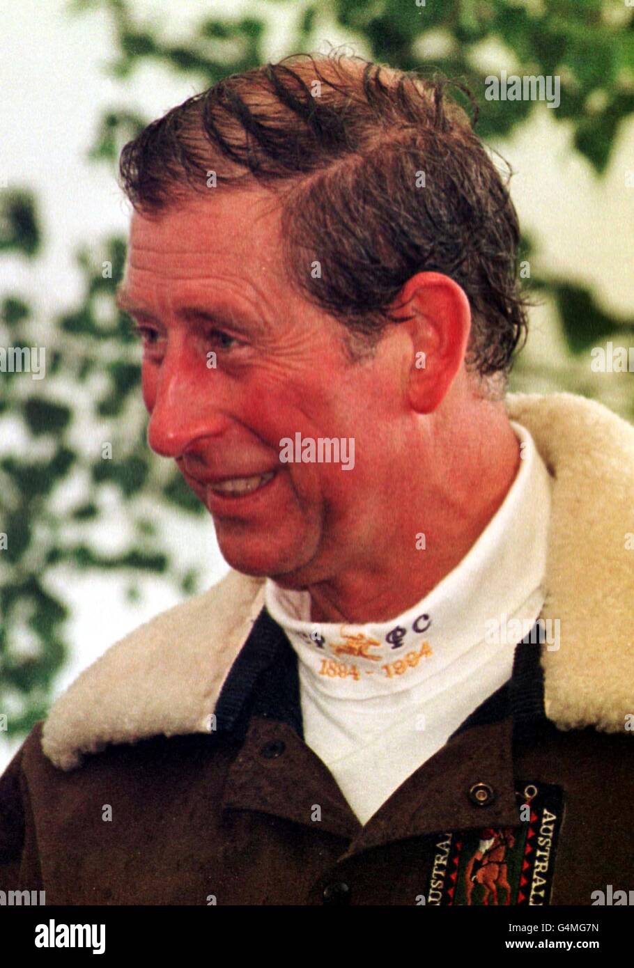 Il Principe del Galles ride dopo la sua squadra di polo, Cirencester Park ha battuto gli orsi neri nel Trofeo Hilton Group plc al Cirencester Park Polo Club. Foto Stock