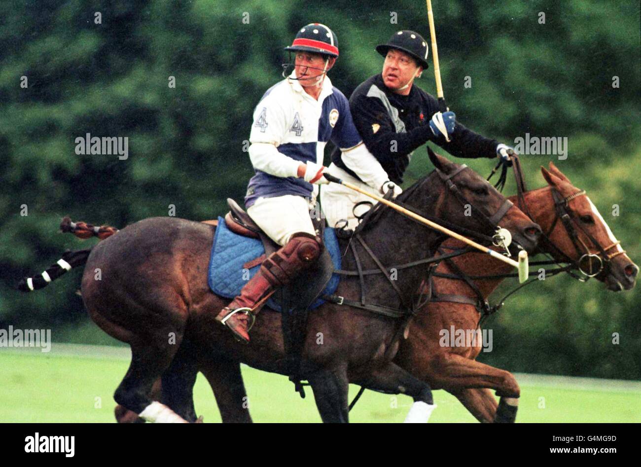 Il Prince of Wales (a sinistra) gioca a polo per il Cirencester Park che ha battuto gli orsi neri nel Trofeo Hilton Group plc al Cirencester Park Polo Club. Foto Stock