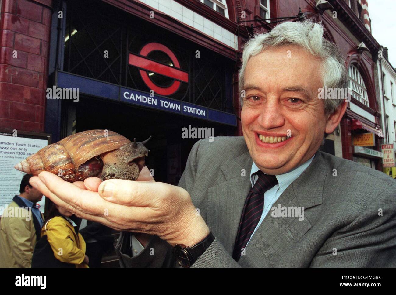 Il leader del Consiglio Richard Arthur e lo zoo di Londra 'sheldon', una gigantesca lumaca africana, attirano l'attenzione sulla decisione della metropolitana di Londra di chiudere la stazione della metropolitana di Camden Town ai passeggeri in partenza la domenica pomeriggio, l'orario più affollato della settimana per lo zoo e il mercato di Camden. Foto Stock