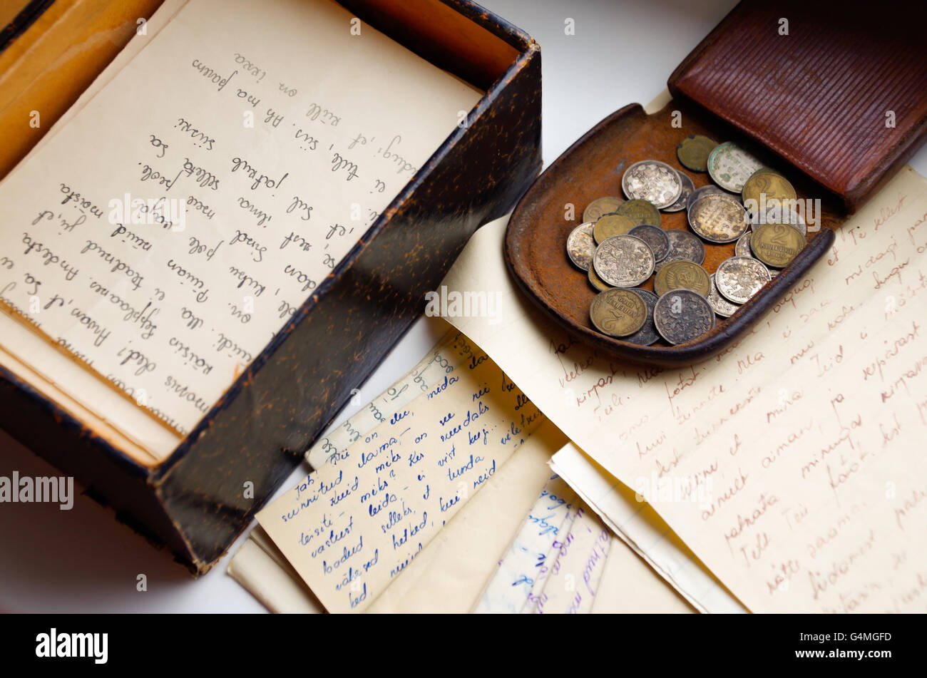 In pelle custodia per monete di monete dall Impero Russo e un mucchio di vecchi manoscritti ingiallito lettere d'amore da 1930s Foto Stock