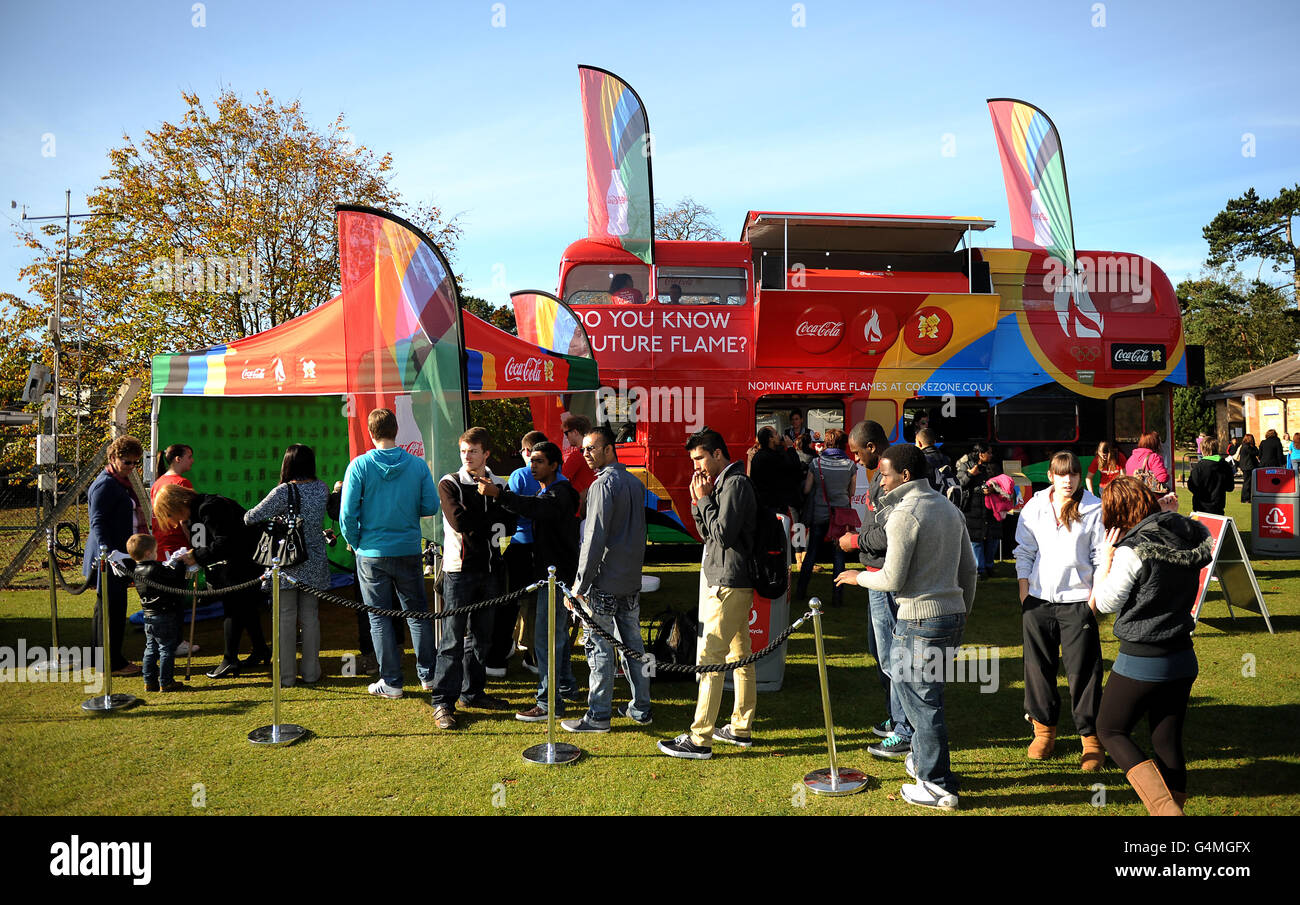 Le persone si accodano per la loro foto scattata con la torcia olimpica dell'Università di Northampton, Northampton. Foto Stock