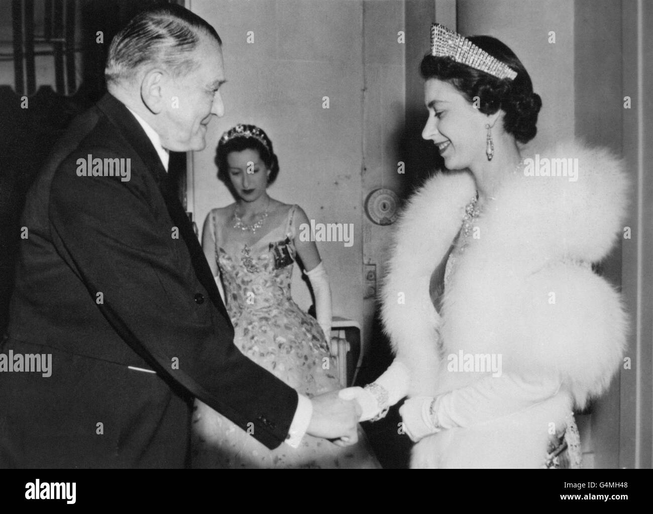 La regina Elisabetta II stringe le mani con il presidente francese Rene Coty ad un ricevimento all'Ambasciata Britannica a Parigi durante la sua visita di Stato in Francia. Foto Stock