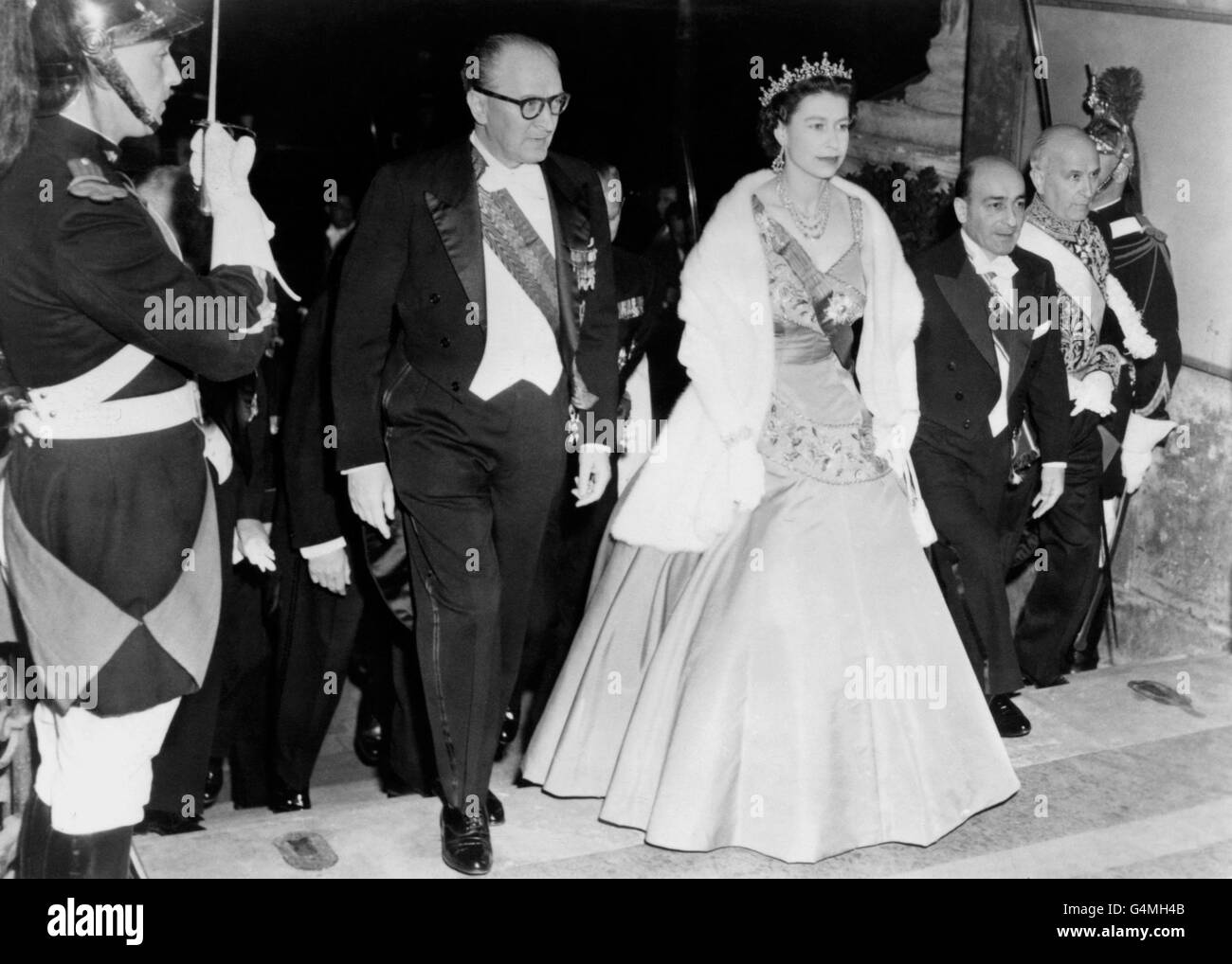 La regina Elisabetta II è accompagnata da Guy Mollet al suo arrivo al Louvre per il banchetto che il governo francese ha dato in suo onore. Foto Stock