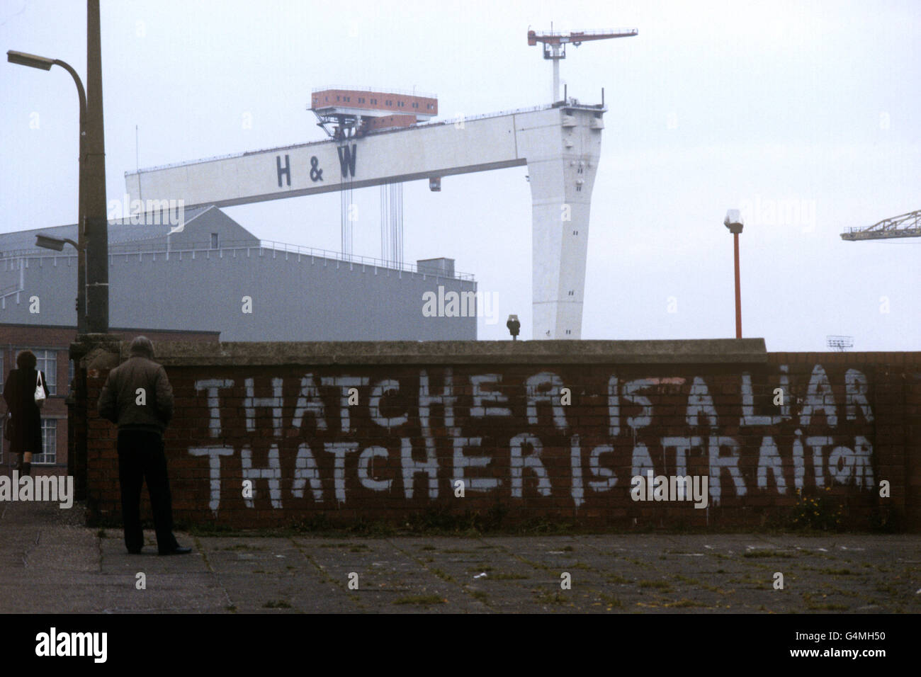 Graffiti anti-Thatcher lasciati dai manifestanti protestanti dell'accordo anglo-irlandese su un muro all'ombra dei cantieri Harland e Wolff di Belfast. Foto Stock