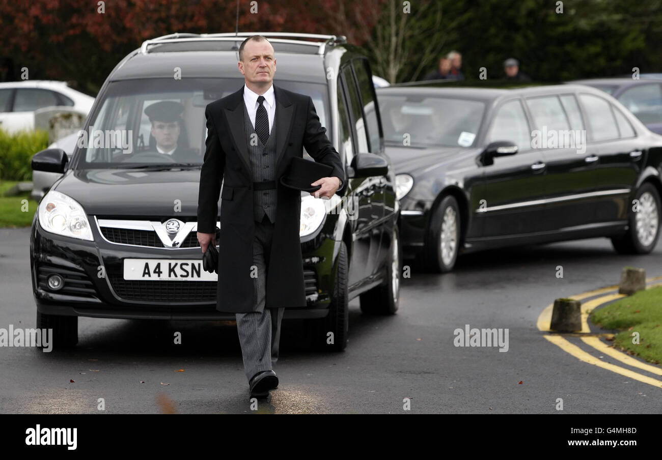 Il cuore che porta la bara di Thomas Sharkey, morto dopo un incendio deliberato che uccise i suoi due figli, arriva al crematorio di Cardross in Scozia. Foto Stock