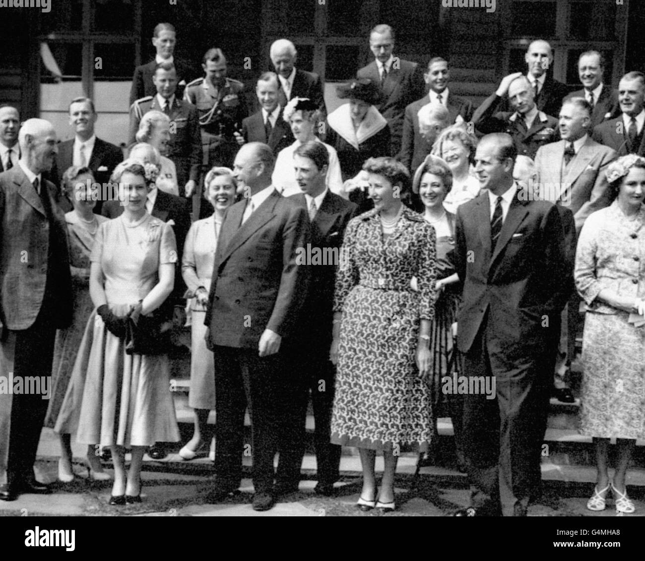 Regina Elisabetta II a Skaugum, vicino a Oslo, residenza di campagna del principe ereditario Olav. Sul davanti, da sinistra a destra, si trovano il re Haakon di Norvegia; la principessa Ragnhild, la signora Lorentzen; la regina; il principe ereditario Olav; il principe Harald; la principessa Astrid e il duca di Edimburgo. Foto Stock