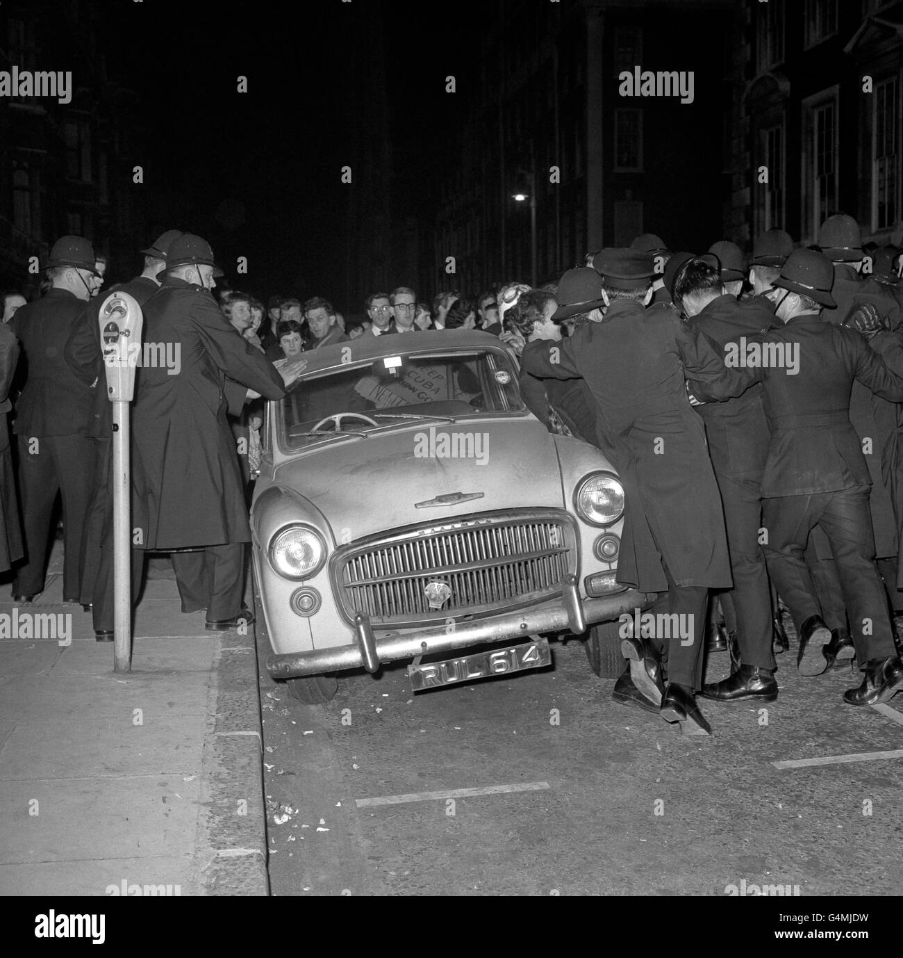 Politica - crisi dei missili di Cuba - Blocco proteste - Ambasciata USA, Grosvenor Square Foto Stock