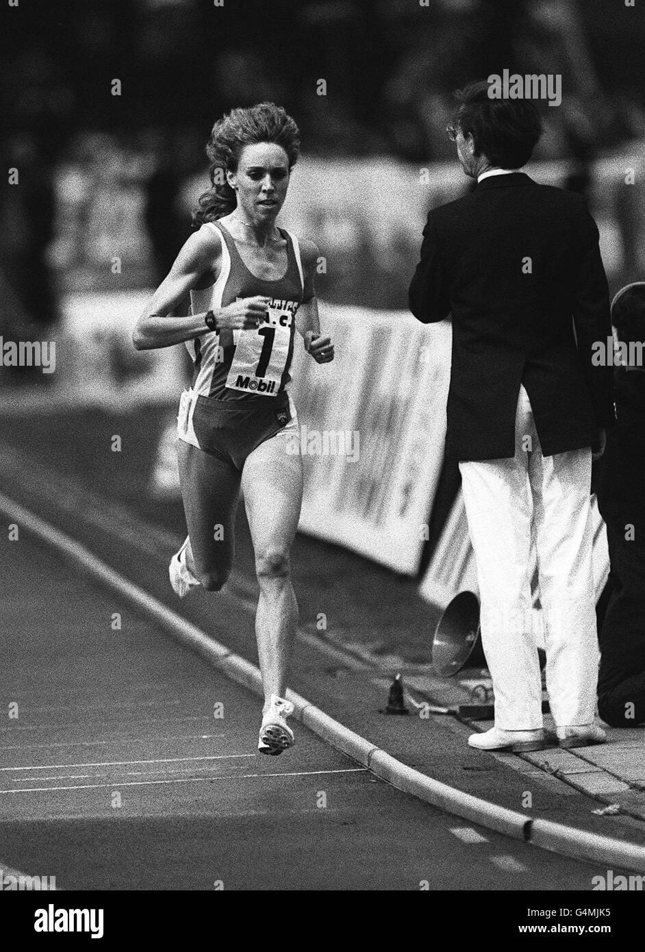 Mary Slaney al Crystal Palace, Londra, si è disputata al meeting IAC Grand Prix Athletics. Nel caso del miglio, il suo tentativo è svanito a metà strada, ma Slaney è ancora venuto a casa in un record britannico di 4 minuti 19.59 secondi. * 15 secondi prima del campione del Commonwealth Christina Boxer. Foto Stock