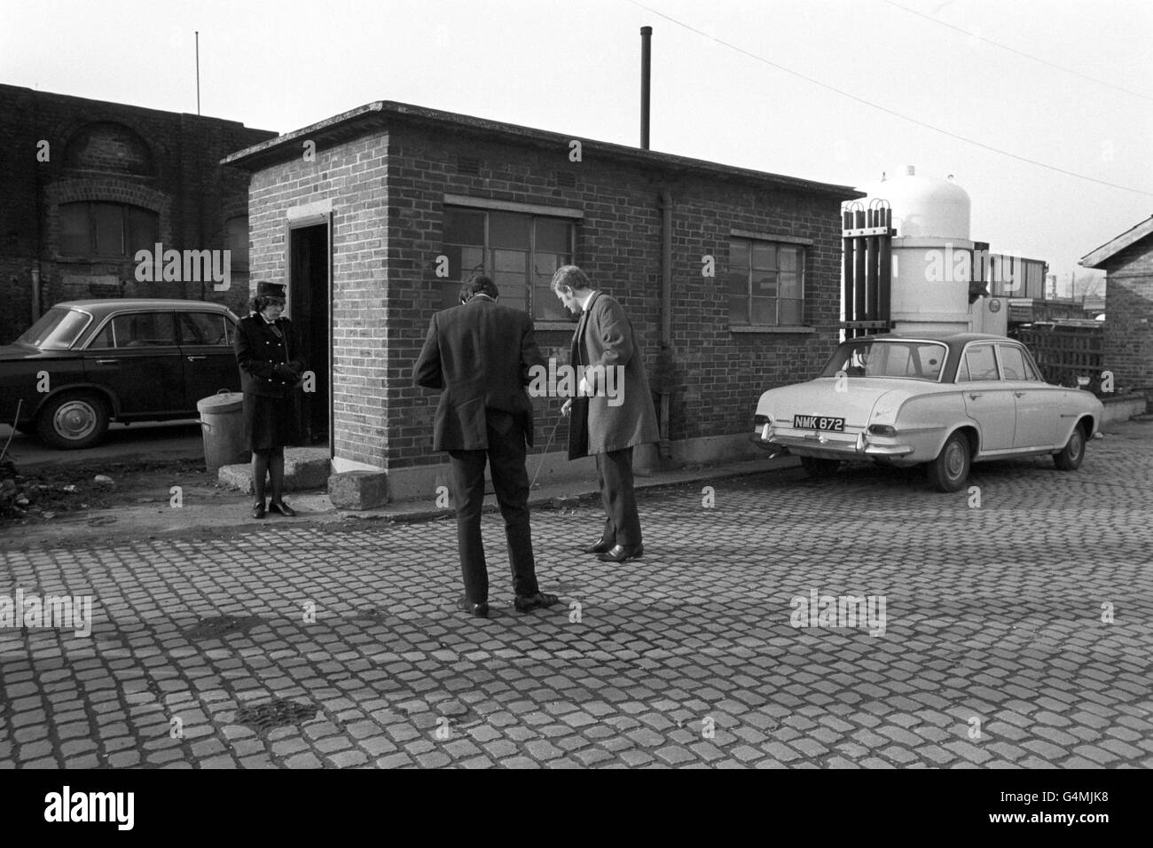 Investigatore capo ispettore 'steve' Moore (a destra) di 'e' Division, incaricato di indagini su un tentativo di sciattonare salari a York Way, Islington, North London, sulla scena del crimine. Un dirigente di una forma di costruzione è stato girato nello stomaco con un fucile da due banditi che tentavano un serpente di salari. Foto Stock