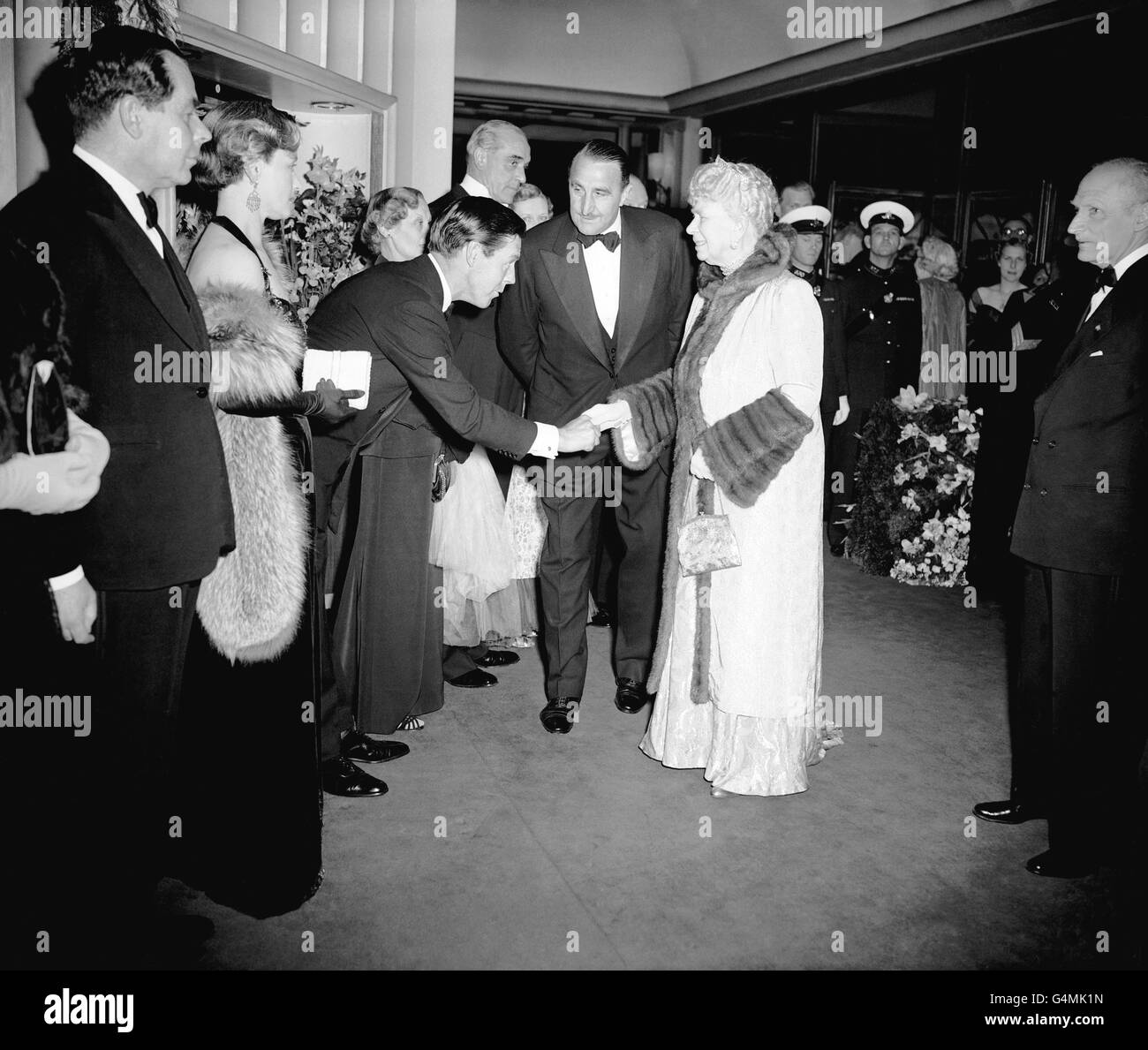 La regina Mary, presente alla premiere benefica del nuovo film britannico "The Lavender Hill Mob", incontra il regista Charles Chricton all'Odeon, Marble Arch, Londra. Foto Stock