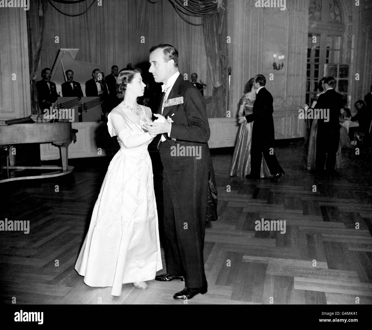 La principessa Elisabetta balla con il conte Mountbatten di Birmania al ballo organizzato dal Consiglio d'appello centrale del Collegio reale di Nursing e tenuto al Savoy Hotel. Foto Stock