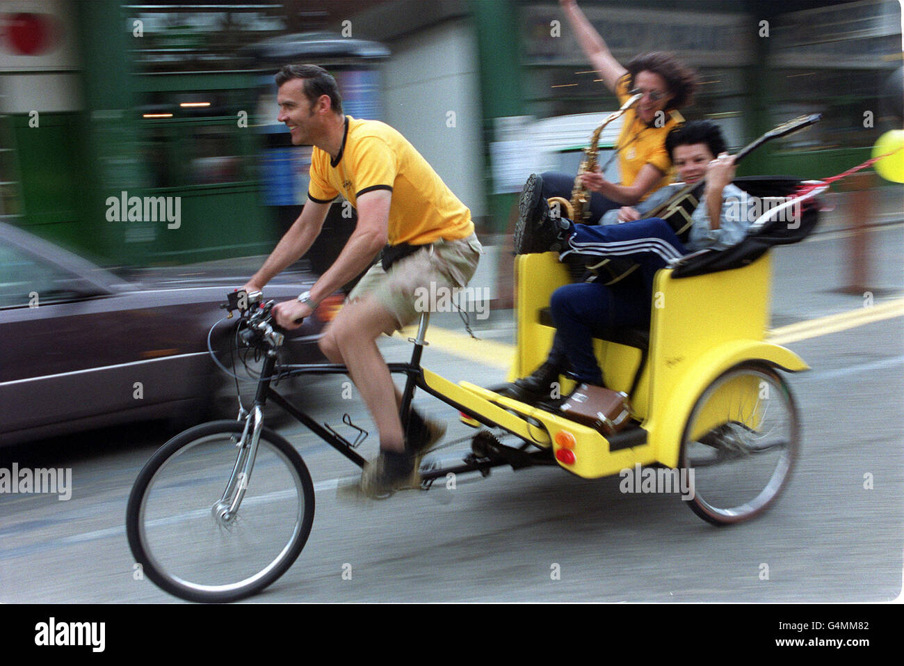 L'autista pedicab John Kavaliauskas, guida i passeggeri intorno a Londra, dopo il lancio del primo servizio taxi ciclabile della City of London. I 18 taxi sono in esecuzione per tre settimane di prova da parte dell'organizzazione no-profit Bugbugs. * ...in associazione con il London Petticoat Project. Foto Stock