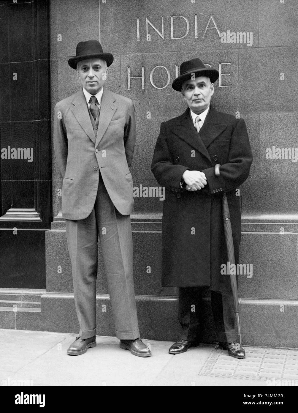 Pandit Nehru, il Premier indiano (l) con Sir Girija Shankar Bajpai, Ministro degli Affari Esteri, India, presso la Casa dell'India, Londra. Il Pandit Nehru è arrivato in Inghilterra la sera scorsa per partecipare alla Conferenza dei premiers dell'Impero Foto Stock