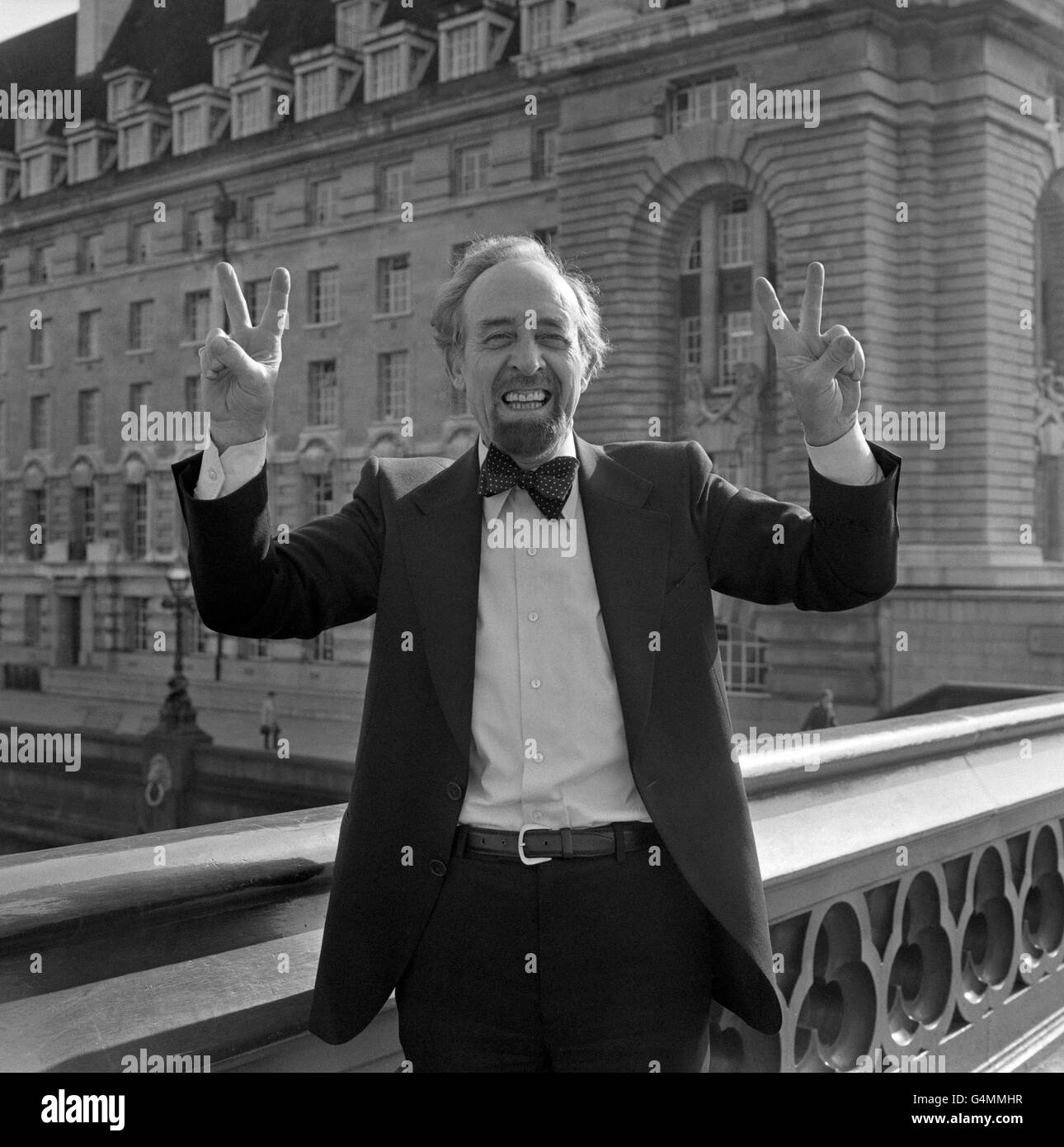 Godendo del dolce odore di successo, Horace Cutler, il nuovo leader della Tory del Greater London Council, si appella alla County Hall dopo che i conservatori avevano ottenuto una vittoria schiacciante sui laburisti nelle elezioni del council della contea. Foto Stock