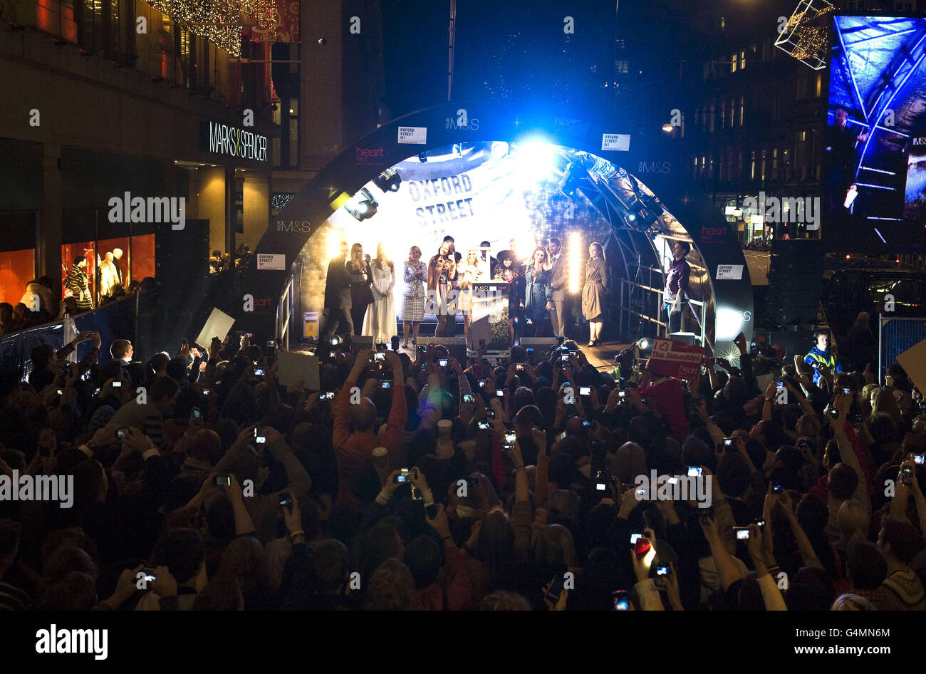 Il sabato si accende l'Oxford Street Christmas Lights, Londra. PREMERE ASSOCIAZIONE foto. Data immagine: Martedì 1 novembre 2011. Il credito fotografico dovrebbe essere: Ian West/PA Wire Foto Stock