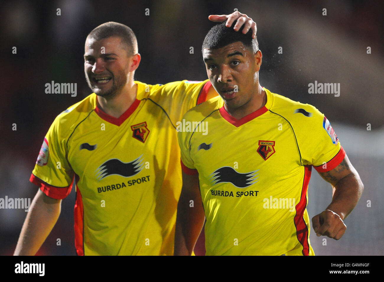 Il Troy Deeney di Watford celebra la vittoria alla fine del Combini con Carl Dickinson Foto Stock