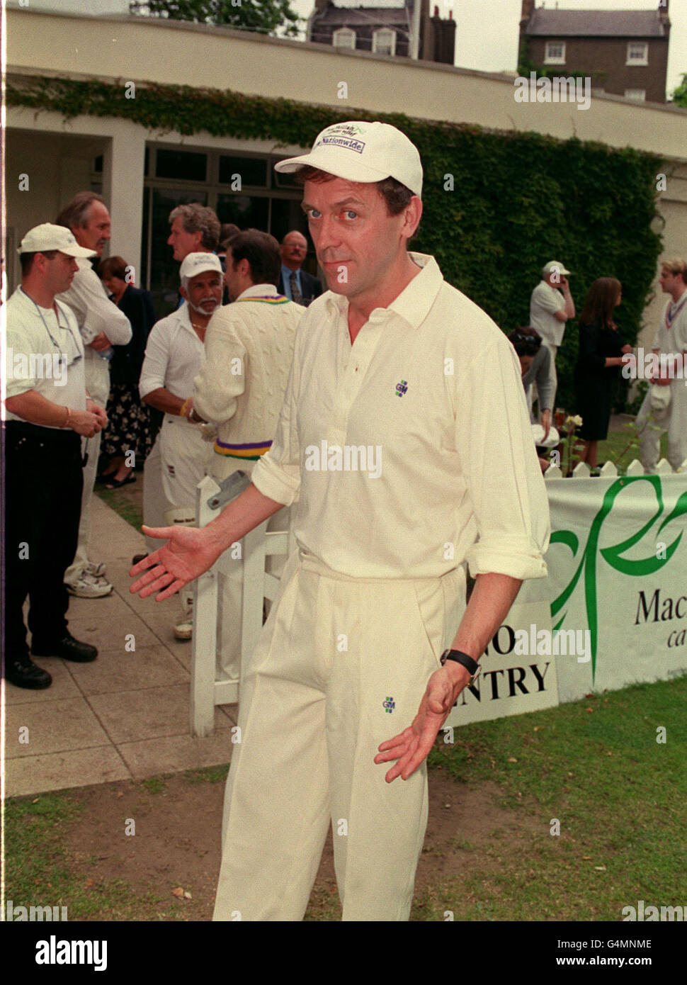 Il comico e attore televisivo Hugh Laurie alla partita annuale di cricket di Macmillan Garter, in cui i Cowboys XI di Laurie e Macmillan XI di Deryck Murray giocano per l'onore dei Garter. Foto Stock
