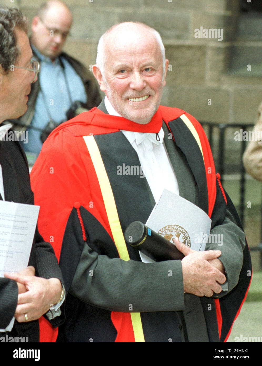 L'attore Richard Wilson, che interpreta Victor Meldrew in televisione con un piede nella tomba, ed è stato precedentemente Rettore dell'Università di Glasgow, dopo una cerimonia all'università dove ha ricevuto una laurea onoraria di Dottore dell'Università, a Glasgow. Foto Stock