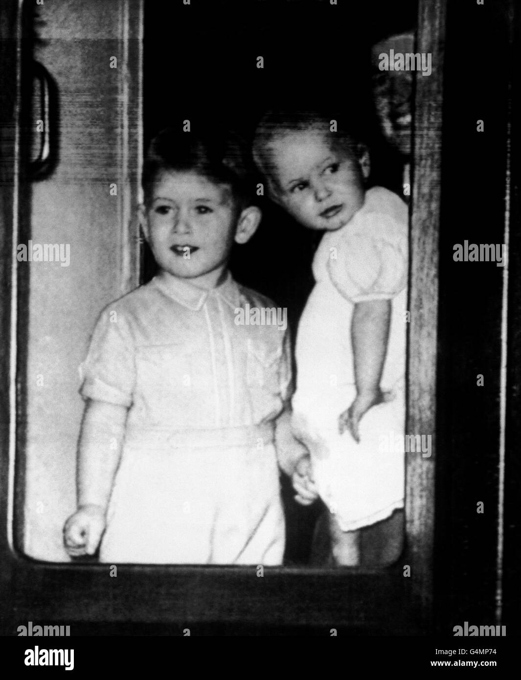 La principessa Anne fa un giro intorno alla porta della carrozza del treno reale con suo fratello, il principe Charles, mentre si ferma alla stazione di Aberdeen sulla strada per Ballister. Foto Stock