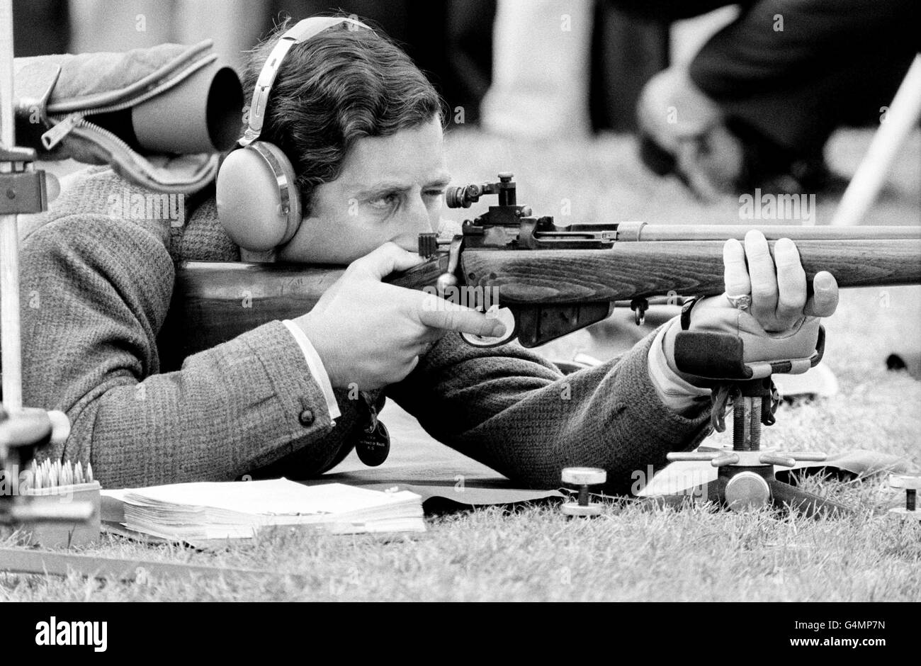 Il Principe del Galles, sul campo di fuoco nella sua veste di presidente della National Rifle Association durante una visita a Bisley. È il primo membro della famiglia reale a sparare sulla serie di fucili Bisley. Foto Stock